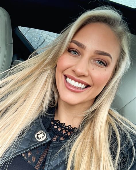 Blonde Bomber (@ebanie.